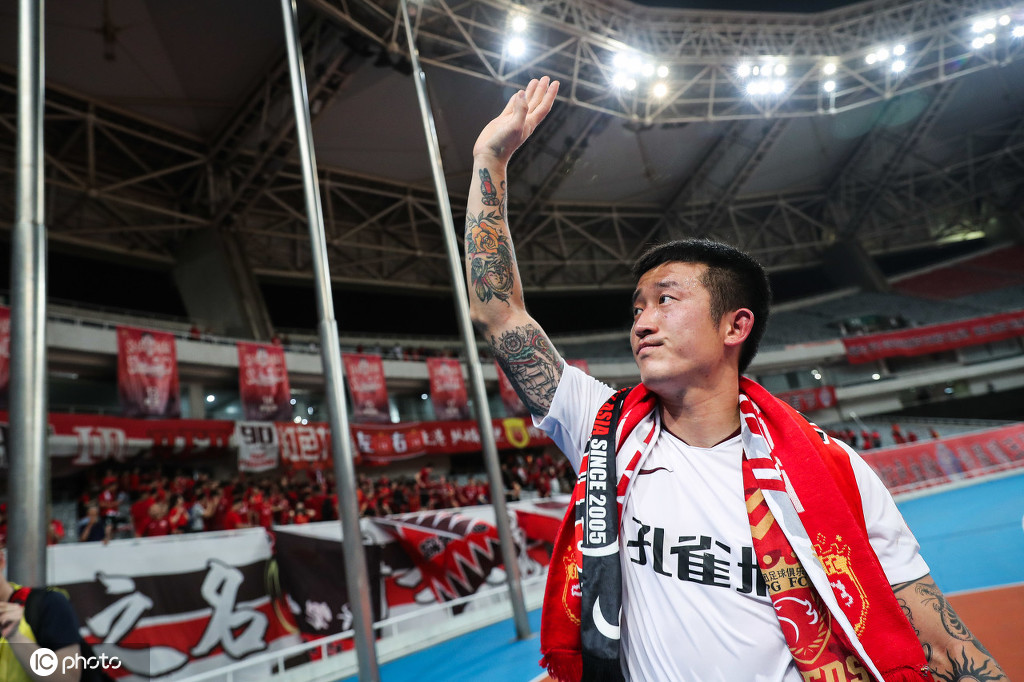 国脚姜至鹏转会深圳佳兆业「记者：姜至鹏抵达深圳加盟只等官宣,将身披深足21号球衣」