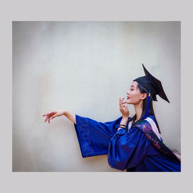 北京奥运会开幕式上的福娃“贝贝”毕业了