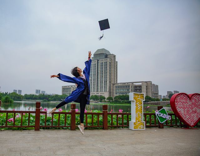 北京奥运会开幕式上的福娃“贝贝”毕业了