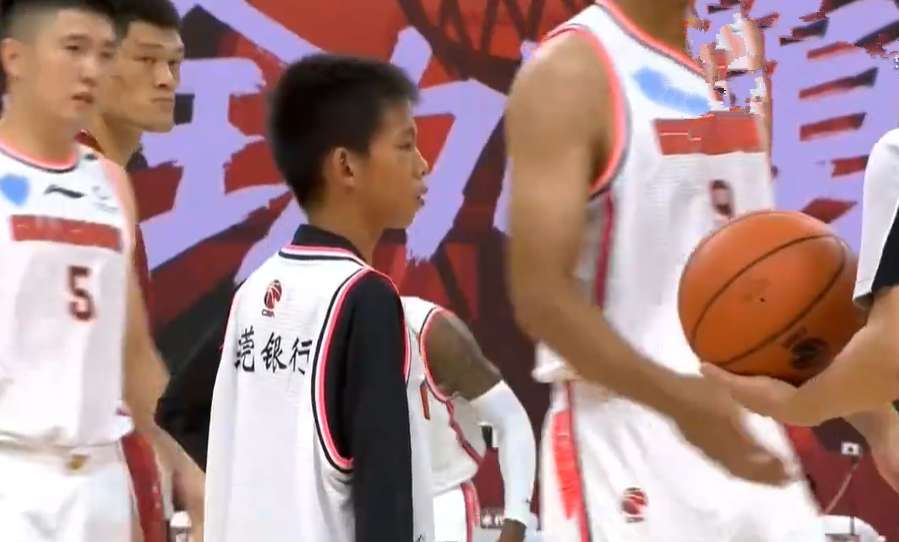 为什么cba没有跳球(独臂少年在CBA跳球遇尴尬 网友吐槽球员太冷漠)