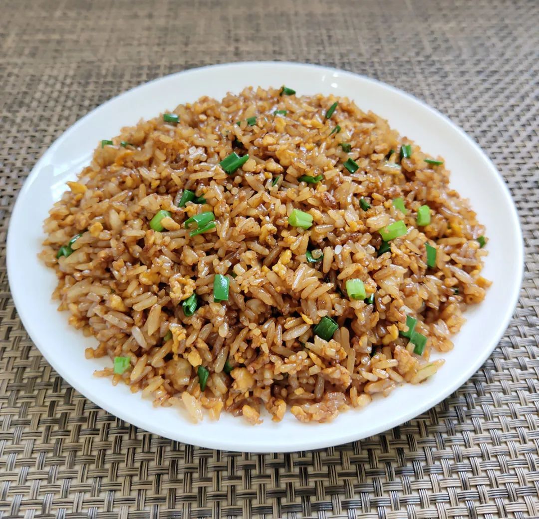 酱油炒饭简单的家庭做法(教你做简单朴实的酱油蛋炒饭)