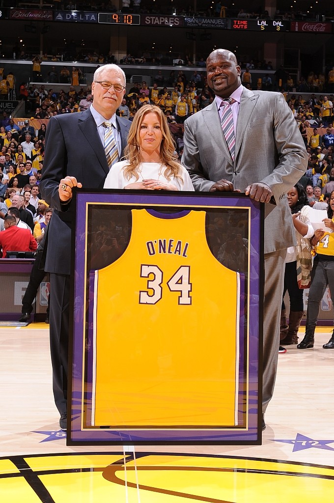 湖人老板珍妮简介（冠军旗帜下的女老板-珍妮-巴斯）-趣拿体育