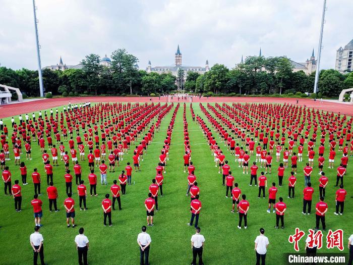 恒大足球学校官网站(8年28亿 探访打造足球人才“兵工厂”的恒大足校)