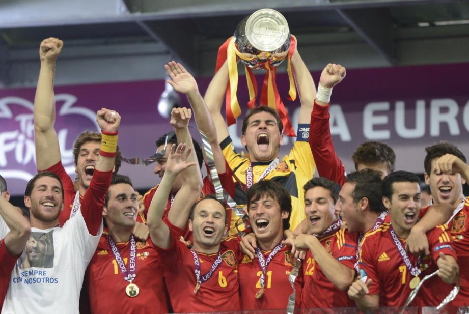 2012年欧洲杯足球（历史上的今天：鼎盛王朝！西班牙四球大胜意大利卫冕欧洲杯）