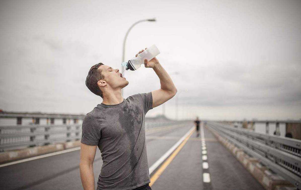 跑步喝什么运动饮料可以增加速度（什么饮料有助于跑步）