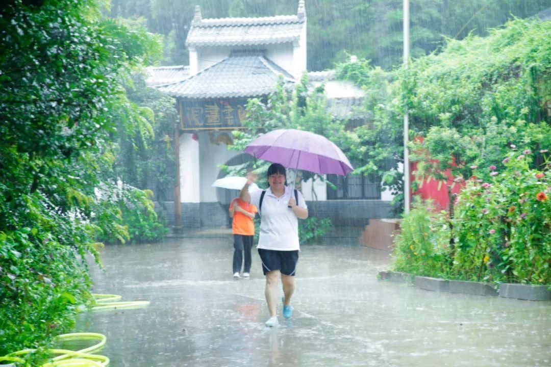 暴雨不停歇，有爱不爽约