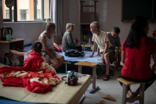 探访九江永修湖东学校安置点 学生志愿者为受灾群众服务