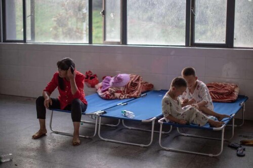 探访九江永修湖东学校安置点 学生志愿者为受灾群众服务