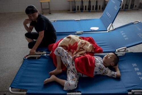 探访九江永修湖东学校安置点 学生志愿者为受灾群众服务