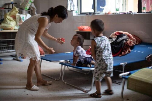 探访九江永修湖东学校安置点 学生志愿者为受灾群众服务