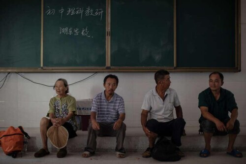 探访九江永修湖东学校安置点 学生志愿者为受灾群众服务