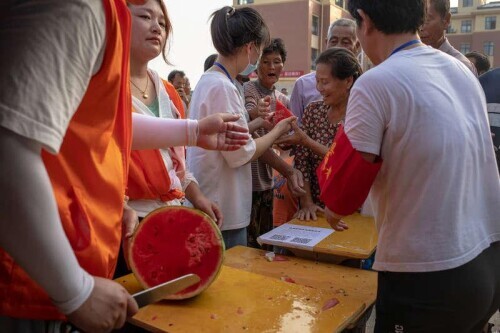 探访九江永修湖东学校安置点 学生志愿者为受灾群众服务