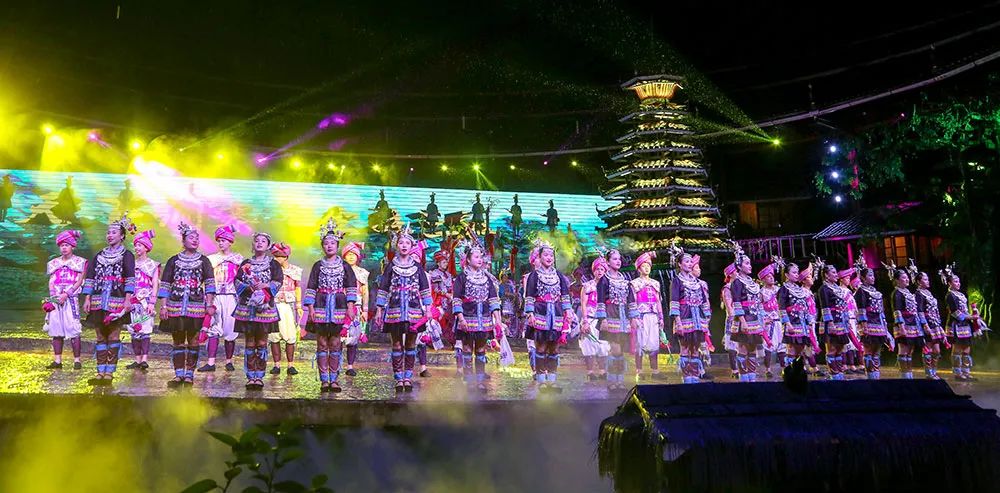 20:00在侗乡鸟巢观看中国首部侗族风情大型震撼实景演出【坐妹】,三江