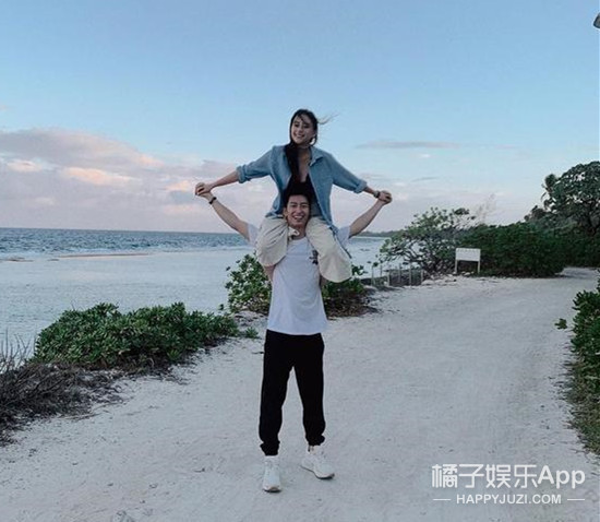 让女友骑在自己脖子上▼蹲下系鞋带▼窦骁日常对何超莲真是各种宠溺.