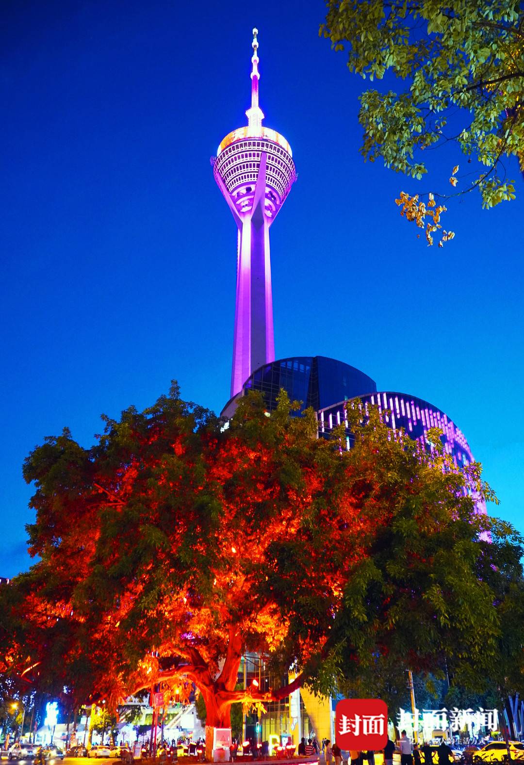 位居中国西部第一依托于四川广播电视塔而建的一个商业综合体成都339