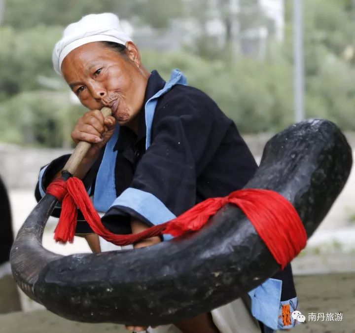 白裤瑶族(民俗丨春天打陀螺，夏天套鸟，秋天钓蜂，冬天捕鼠……感受南丹白裤瑶的趣味生活)