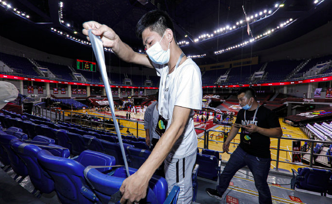 cba观众为什么不能近距离坐（CBA“开门迎客”首先致敬抗疫英雄，入场观赛需通这些关…）