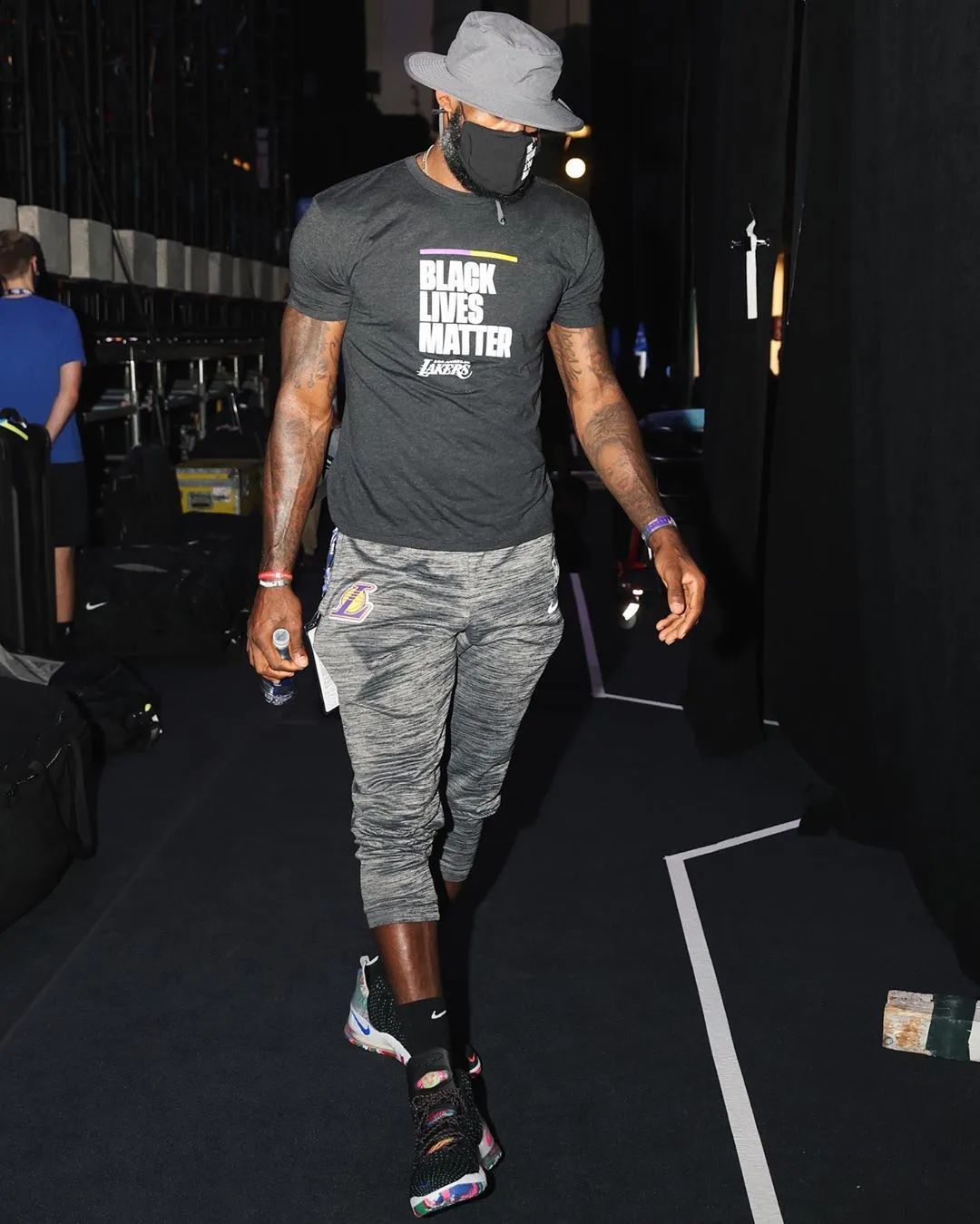 詹姆斯18鞋舌总卡脚(lebron 18 缓震配置揭秘!詹姆斯直呼真香)