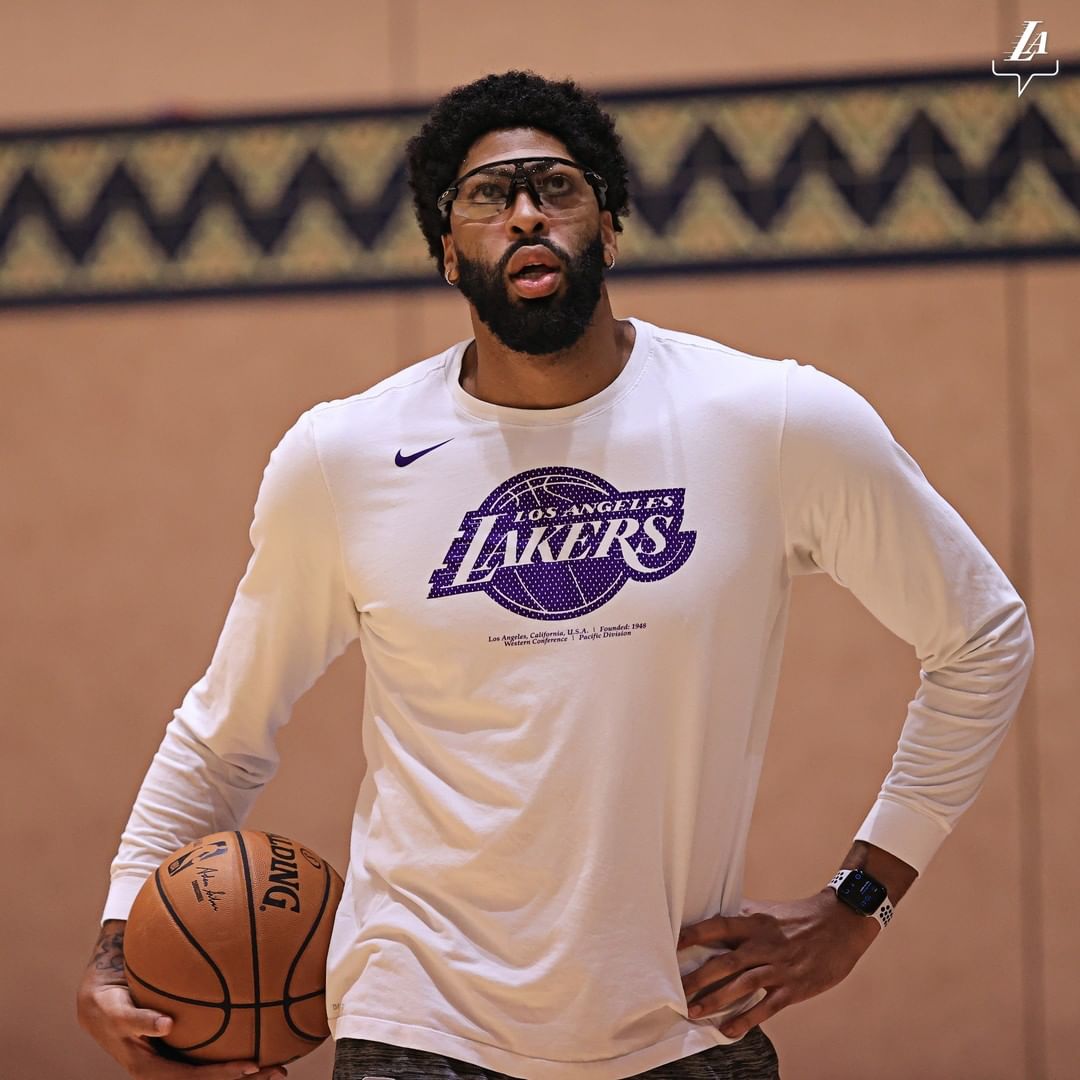 nba球员为什么要戴护目镜(戴维斯谈护目镜:戴上只是保险起见,训练里