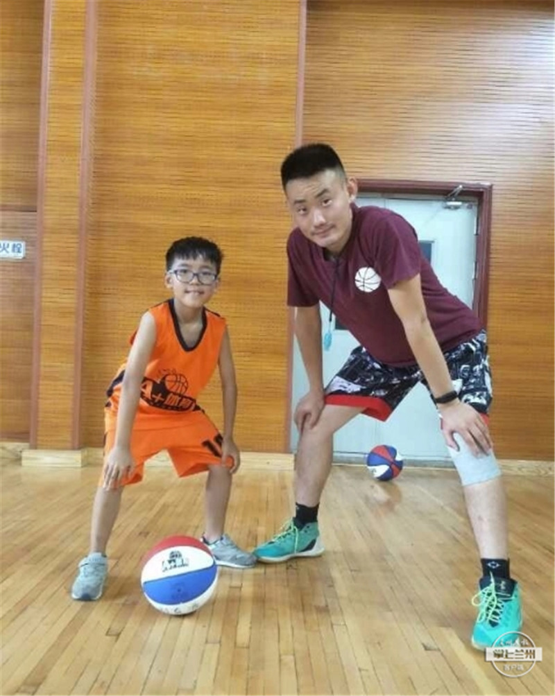 u8篮球比赛小蓝高多少米（课堂外丨托起运动梦想的“小篮球”教练叫你来试试）-趣拿体育