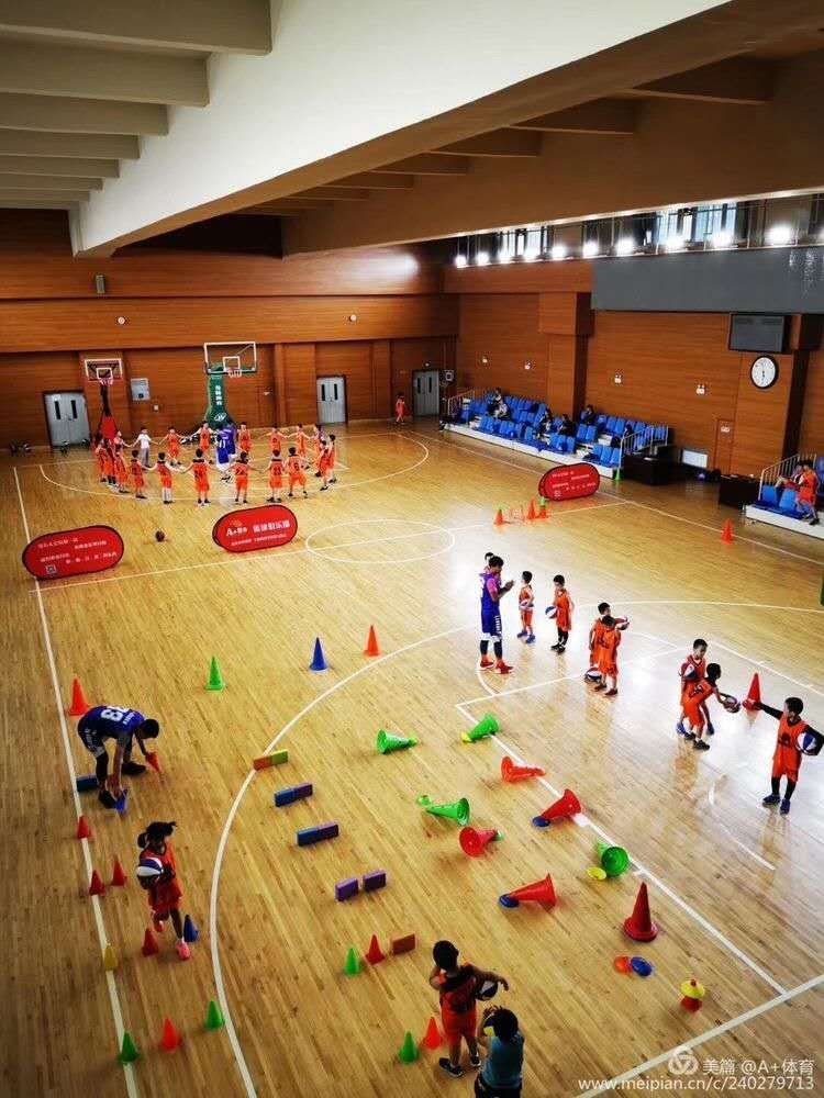 u8篮球比赛小蓝高多少米（课堂外丨托起运动梦想的“小篮球”教练叫你来试试）