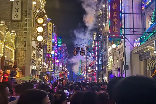 夜游哪里精彩？郑州建业电影小镇《一路有戏》获“2020游客喜爱的十大夜间演艺”