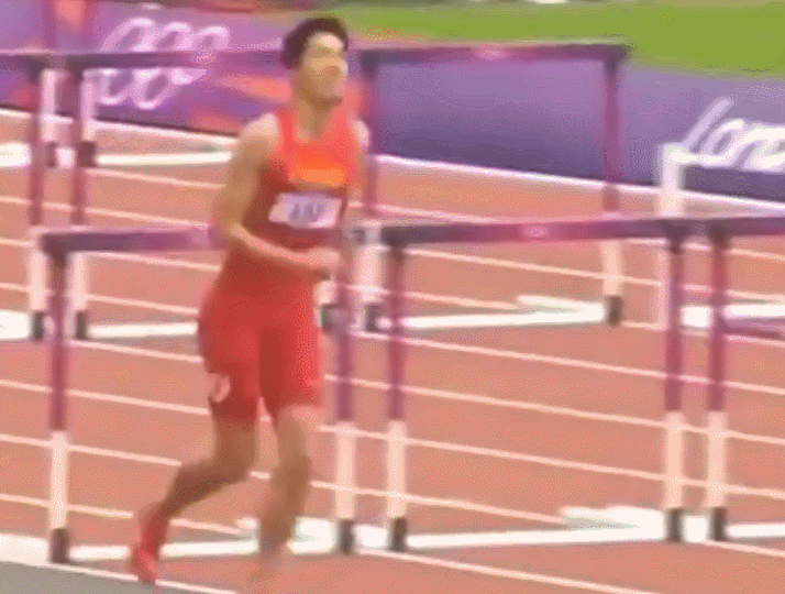 刘翔2012年奥运会</h2>

<p>　　刘翔摔倒</p>

<p>　　北京时间2012年8月7日下午，伦敦奥运会男子110米栏预赛，刘翔在万众期待中开启了个人第三次奥运之旅。然后，这场首秀却在发令枪响后就瞬间跌入低谷。</p>

<p>　　出发后，刘奥运会翔在跨越第一个栏时摔倒在地，随后痛苦地捂着自己的脚踝。无奈预赛出局，以这种悲情的方式上演了自己在奥运赛场的谢幕之战。</p>

<p>　　这也是这位曾经的世界纪录拥有者，留给奥林匹克盛会的绝唱。赛后，赛后刘翔伤情被确诊为跟腱断裂。</p>

<p>　　<img alt=