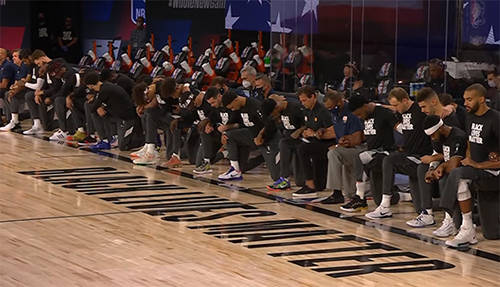 nba比赛为什么集体下跪(NBA球员赛前下跪支持黑人运动，特朗普炮轰：这是不尊重美国国旗和国歌)