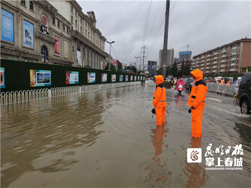 全力处置淹积水点 昆明出动防汛队员858人次抢险