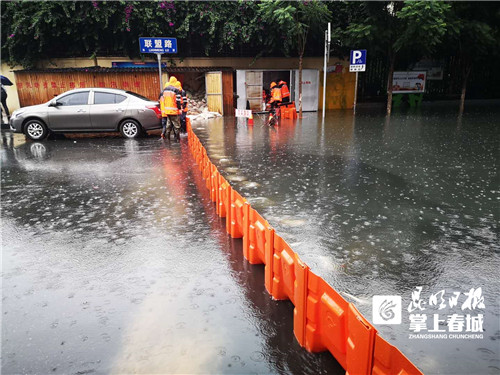 全力处置淹积水点 昆明出动防汛队员858人次抢险