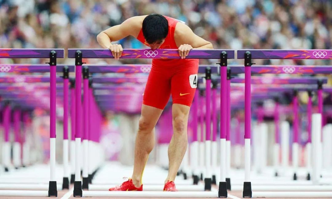 劉翔2012年奧運會</h2>

<p>　　陳妺</p>

<p>　　北京體育廣播雙奧之聲記者</p>

<p>　　劉翔之殤</p>

<p>　　12年前，2008年8月18號，那一天新聞媒體的頭圖都被兩張圖片占據著，一張劉翔撕掉號碼布退賽，另一張就是孫海平在發(fā)布會痛哭的樣子。</p>

<p>　　北京奧運會，劉翔退賽了。那時剛剛興起的網絡，充滿了各種語言，劉跑跑，逃兵，以前的民族英雄成了罪人。而對于劉翔退賽的原因，很少人相信孫海平對于劉翔受傷的解釋，劉翔害怕了，劉翔吃藥了，劉翔后面的贊助商相互競爭，每個人都有自己的理解，唯獨并不相信這個背后貼著1356，13億人民56個人民族寄托的男人，痛苦的真實。人們寧愿能夠體諒花了上萬元買黃牛票看劉翔結果打了水漂的悲傷。12年后，當孫海平講起那段已經塵封的歷史，平靜的人們又是否能真的相信真實的模樣。</p>
謎團
<p>　　雖然當年劉翔可能受傷的消息被放出來，但是淹沒在一片的贊美聲中。人們覺得這可能是大賽前的煙霧彈，心理戰(zhàn)。直到8月18號，預賽比賽前，大屏幕追蹤著劉翔的賽前熱身、進場，所有人都看到他用腳揣著墻面，發(fā)瘋一樣，這是怎么了。</p>

<p>　　做手術，回歸，改變上欄技術，重回世界巔峰，隨后的四年順風順水，那個臥薪嘗膽的劉翔仿佛回來了，但是這就是競技體育，訓練周期，四年中最大強度的反應如期而至，同樣是的事情在2012年重新上演。</p>

<p>　　和上次不同的是，倫敦比賽前的熱身賽，劉翔退賽了，人們多少看到了些端倪。2012年8月7號，倫敦奧運會男子110米欄預賽，劉翔最終跳著蹦到了終點，親吻了欄架，劉翔第二次退賽了。</p>

<p>　　<img alt=