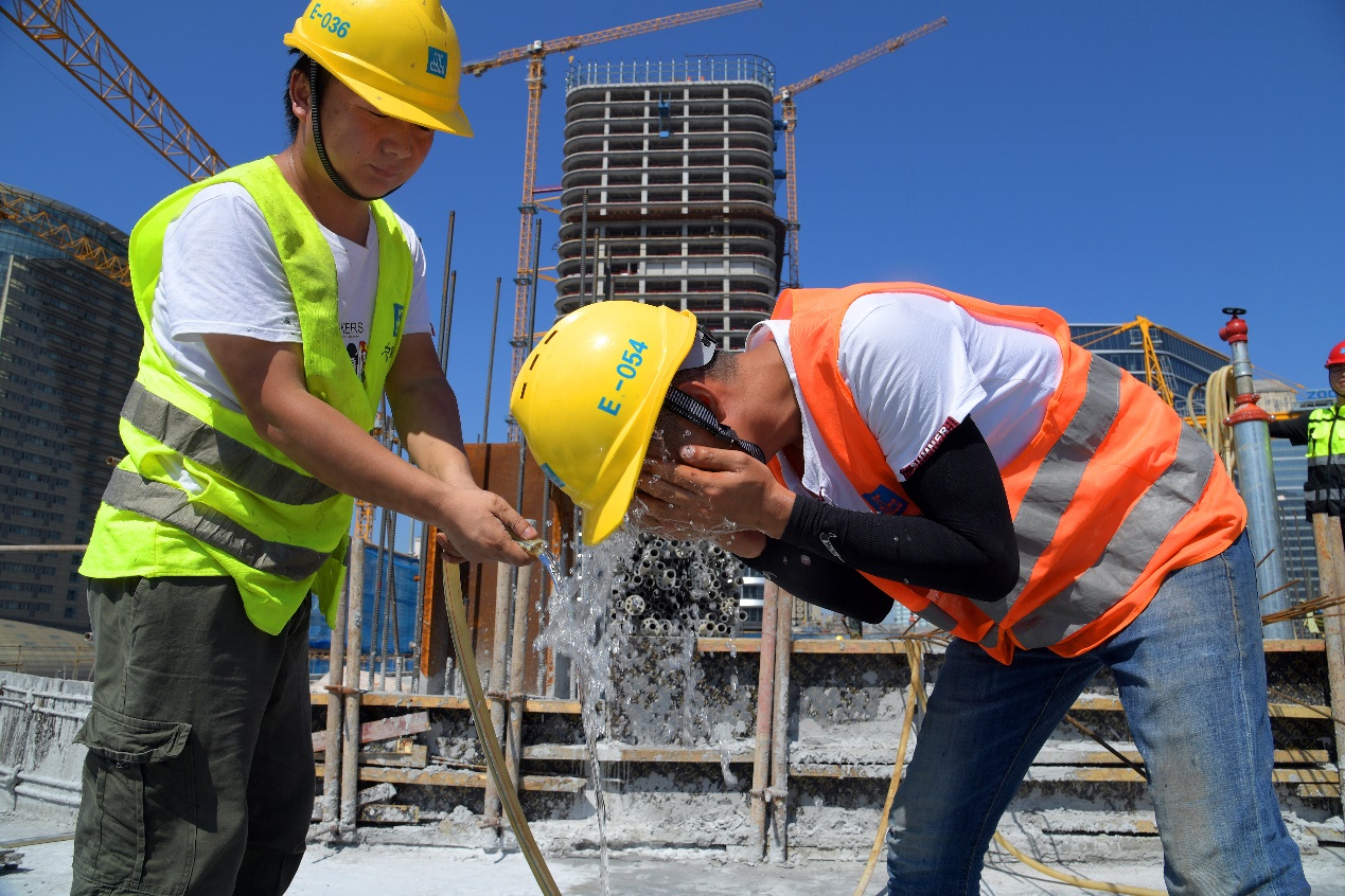 建筑工人干活流汗图片图片