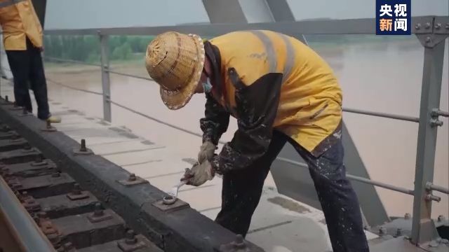 每天在黄河桥上“看，敲，听”…35℃下他们的衣服湿了干、干了湿