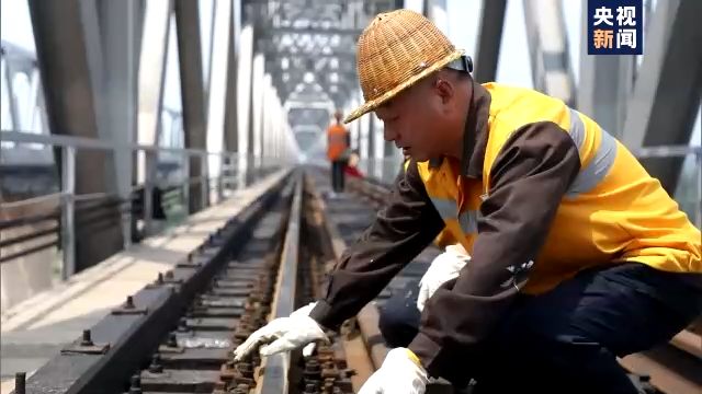 每天在黄河桥上“看，敲，听”……35℃下他们的衣服湿了干、干了湿