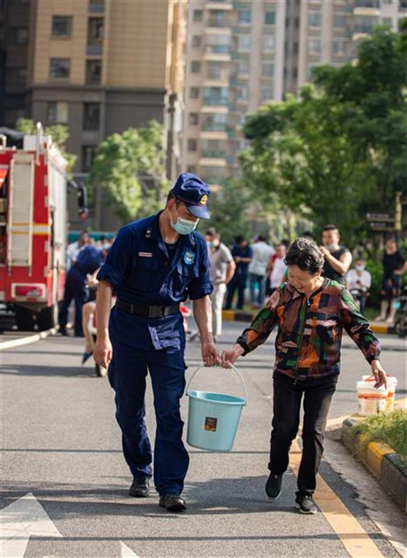 武汉这一区域停水，消防车洒水车跨区送水救急