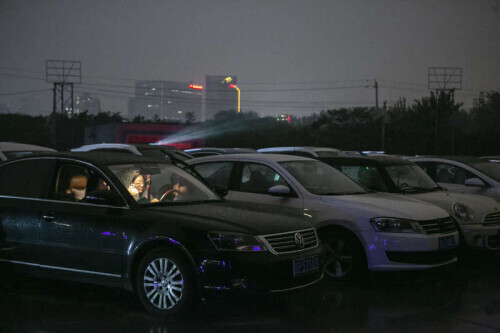 在雨中汽车电影院 看北影节放映