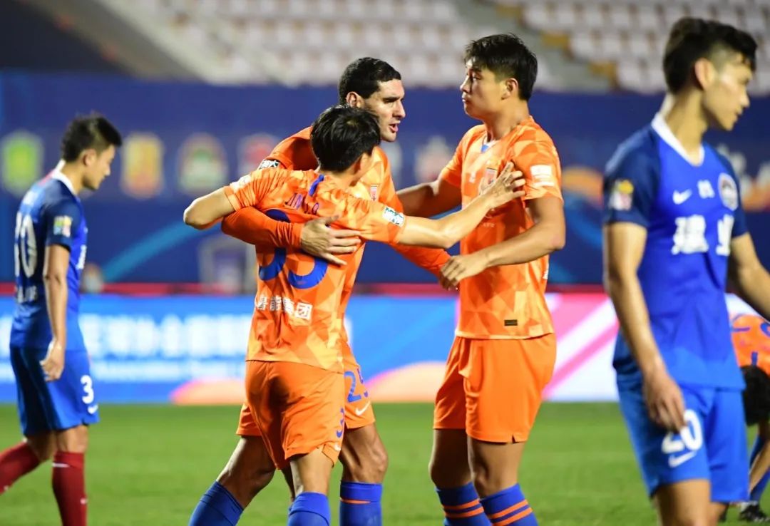 中超最强防线是什么（数说鲁能 - 防线中超最强，进攻多点开花）-趣拿体育