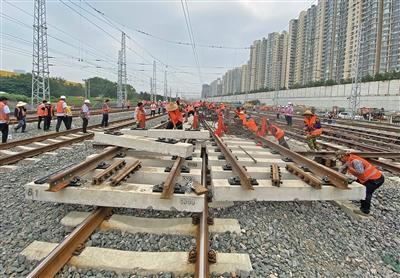 4000余人8小时完成四条铁路线拨线