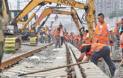 4000余人8小时完成四条铁路线拨线