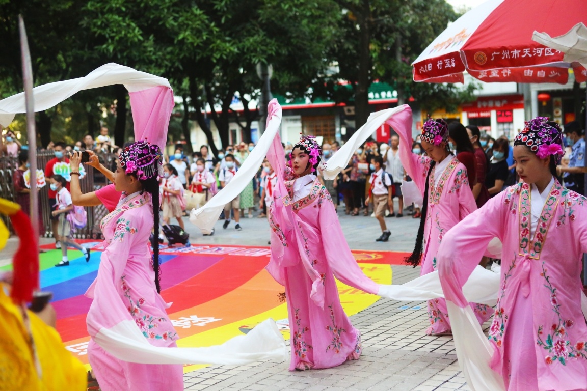 广东足球陈思宇(广州中小学全面开学，粤剧花旦武生都来了)