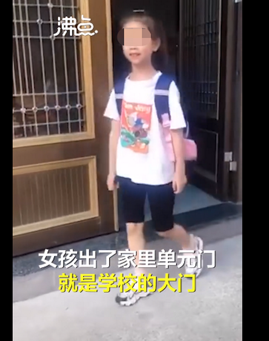 挑战全网上学最近的娃，男孩推开家门就是学校门