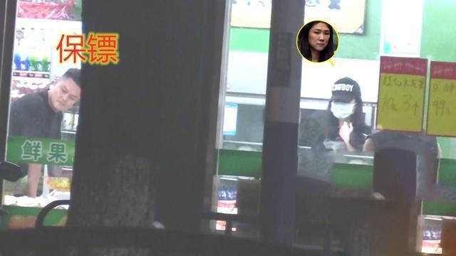 钟汉良的妻子(钟汉良妻子罕见露面探班，两人互动甜蜜，为保护妻子派保镖随行)