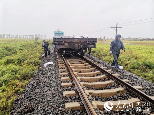 黑龙江省铁路集团嫩江公司对嫩黑线换轨大修 整治线路病害保运行安全