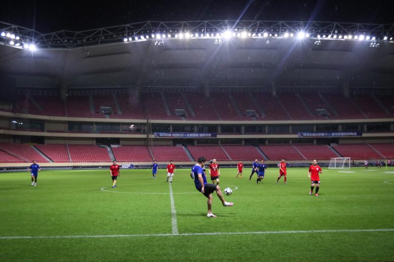 上海市虹口足球场恢复开放(虹口足球场向公众开放，申花球迷参与定价，踢一场球最高10万元到底贵不贵？)