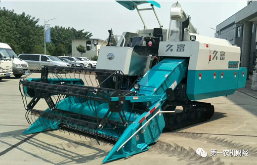 蘇州久富推出首臺履帶式稻麥聯(lián)合收割機