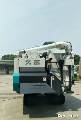 蘇州久富推出首臺履帶式稻麥聯(lián)合收割機