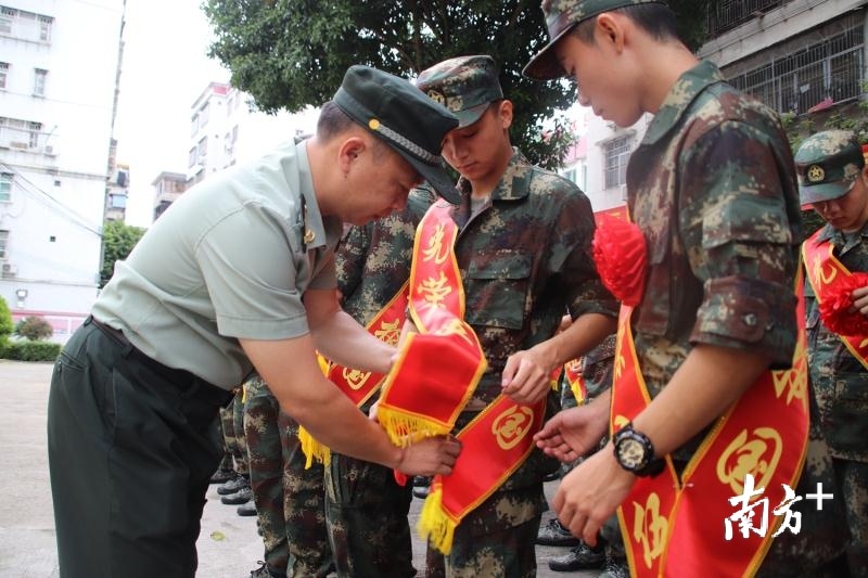 大埔超级城世界杯人体(“无论雪域高原或沙滩戈壁，我有一腔热血！”梅州大埔110名新兵赴军营)