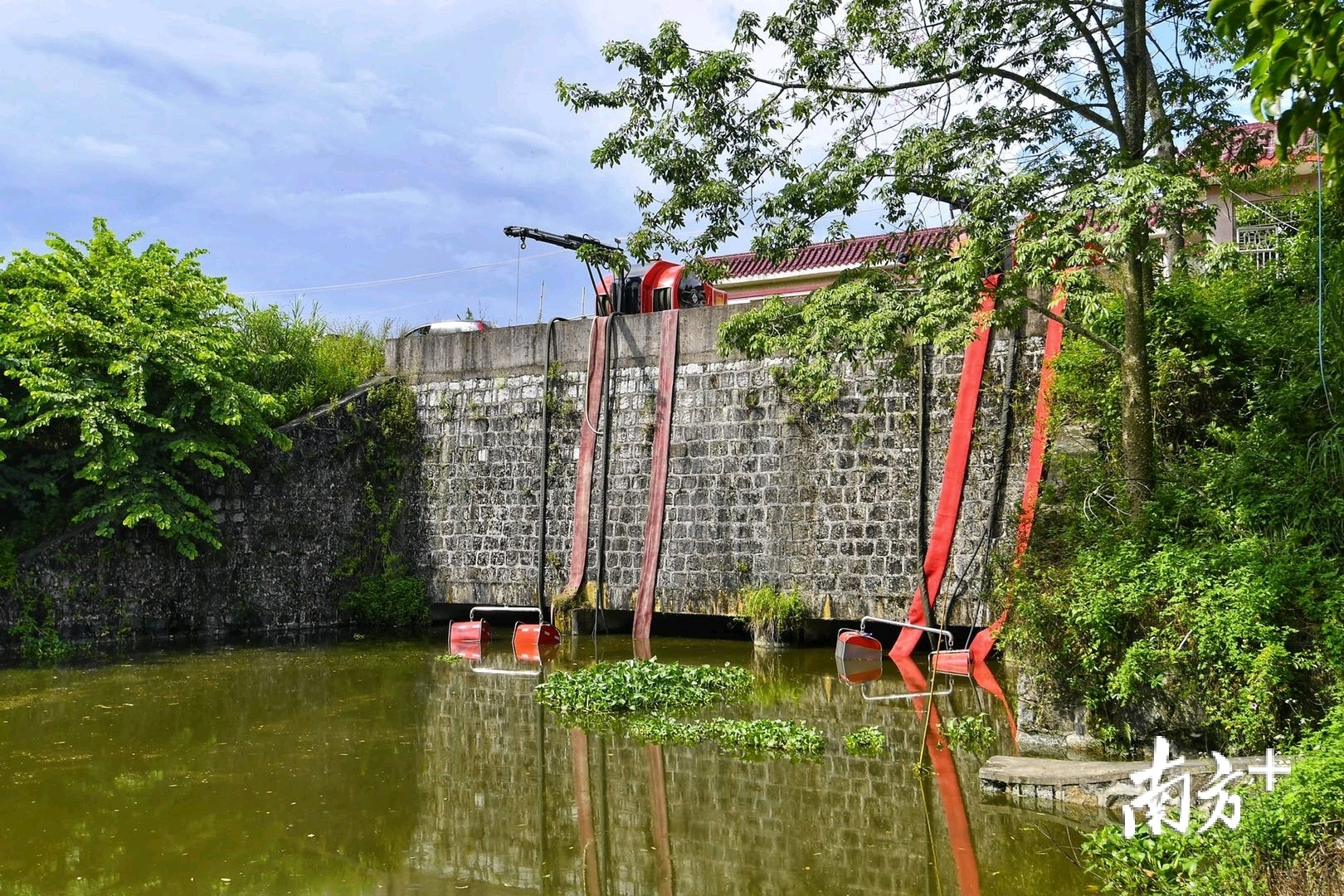 揭阳足球场排水沟(揭阳苯酚泄漏处置工作持续，全省消防11个单位增援)