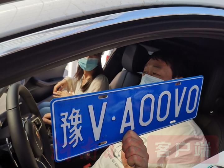 豫V AD727！郑州第一张豫V号牌诞生，双号牌时代开启