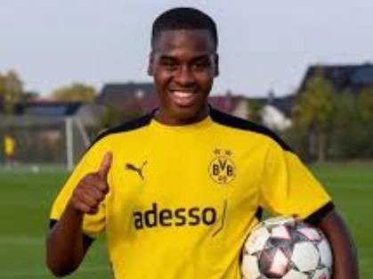 多特蒙德下周将敲定吉腾斯转会（官方：多特签下16岁天才边锋吉腾斯，球员此前效力曼城青训营）-趣拿体育